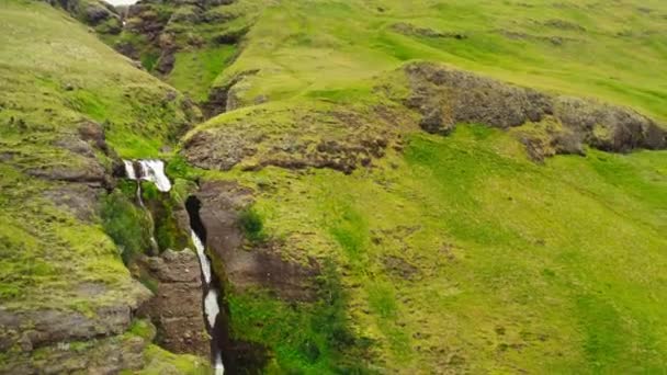 Aerial Drone Shot Vibrant Green Mountain Cascade Waterfall Southern Iceland — ストック動画