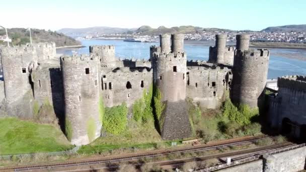中世Conwy城ウェールズの市場の遺跡空中ビュー歴史的港高速軌道右ショット — ストック動画