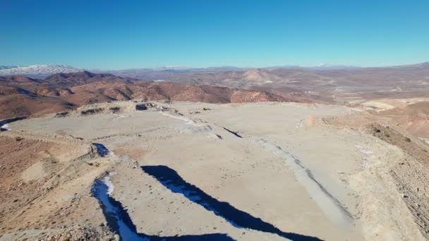ワシントン州ネバダ州の山岳砂漠の風景の上の空中ビュー — ストック動画
