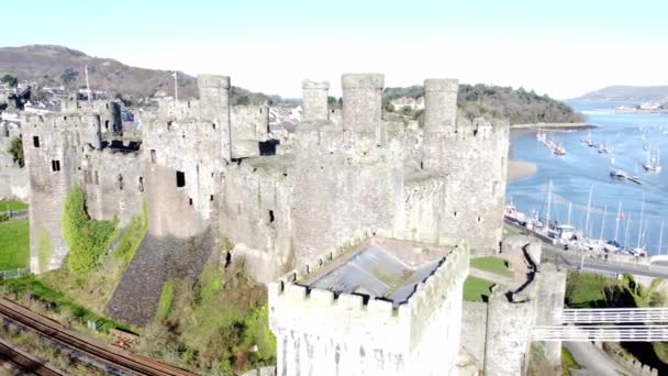 Medieval Conwy Castle Welsh Market Town Ruins Aerial Lowering View — Stockvideo