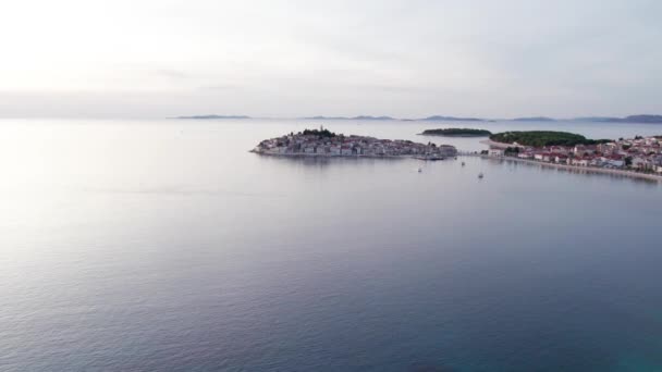 Bright Afternoon Sunlight Shines Flat Adriatic Sea Primosten Islet Aerial — стоковое видео