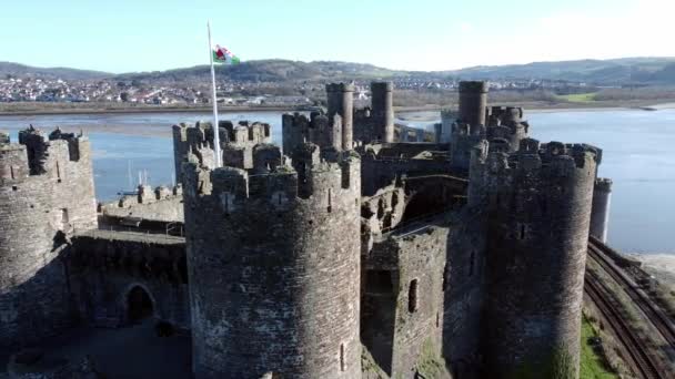 中世Conwy城町の遺跡に吹くウェールズの旗空中ビュー歴史的港の軌道右 — ストック動画
