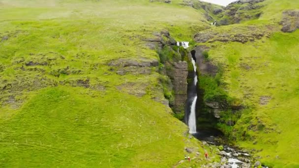 Luftaufnahme Überfliegen Der Wunderschönen Versteckten Arktischen Bergkaskade — Stockvideo