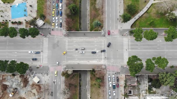 Top Aerial View Busy Intersection While Traffic Starts Driving Tirana — Stock videók