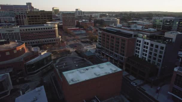 早上阳光下市中心交叉口的无人机画面 — 图库视频影像