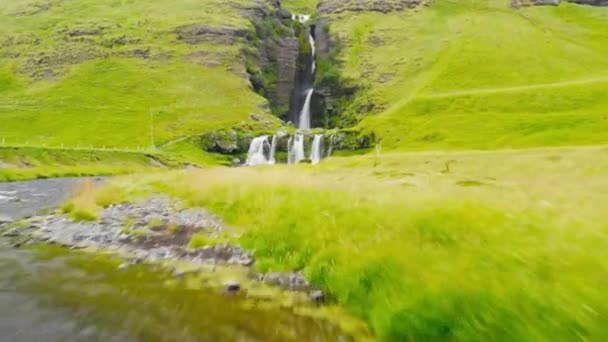 Fpv Drone Volando Bajo Puente Para Revelar Hermosa Cascada Gluggafoss — Vídeo de stock