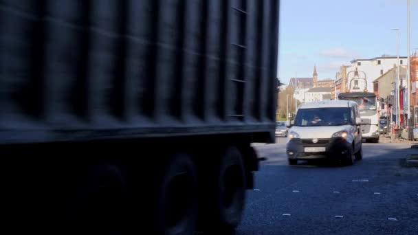 北アイルランドのデリー ロンドンデリー市 晴れた日には ジューク ストリート スペンサー ロード ビクトリア ロード クレイグガボン橋の交差点での交通 — ストック動画