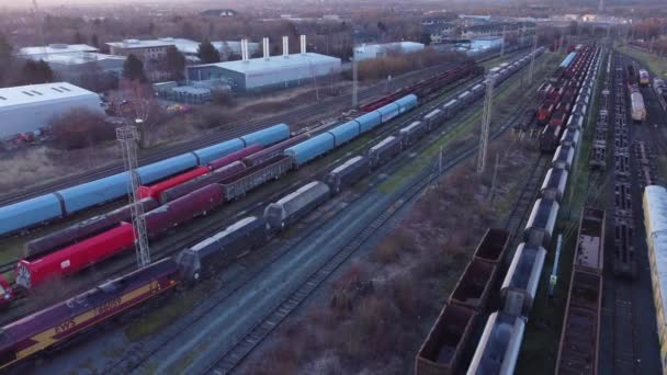 Flygfoto Över Långa Tågspår Och Godstransport Tanker Järnvägslinjer Viadukt — Stockvideo