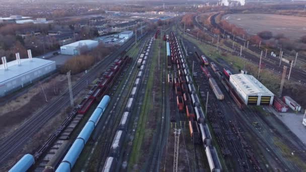 長い列車ヤードトラックと貨物輸送タンカー鉄道線上の航空ビュー — ストック動画