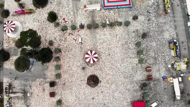 クリスマスの時間帯にアルバニアのティラナにあるSkander請広場のトップダウンビュー — ストック動画