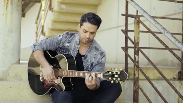 Guitarist Sits Steps Outdoors Practices Song — Stok video