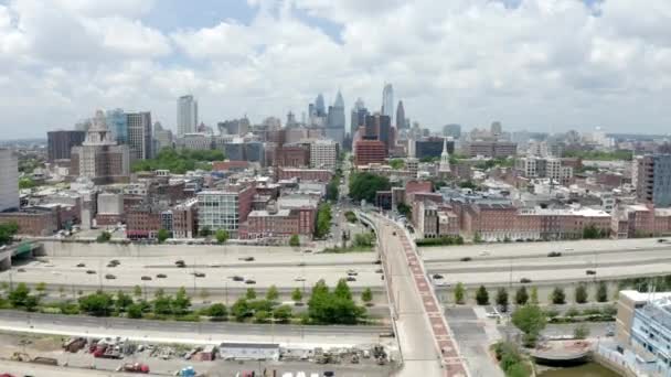 Luchtfoto Van Philadelphia Skyline Met Highway Traffic Voorgrond Een Mooie — Stockvideo