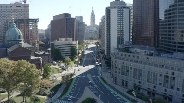 Low Angle Drone Shot Flying City Hall Philadelphia Skycrapers Passing — Stok video