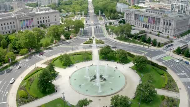 Low Angle Drone Shot People Enjoying Logan Square Fountain Philadelphia — Vídeos de Stock