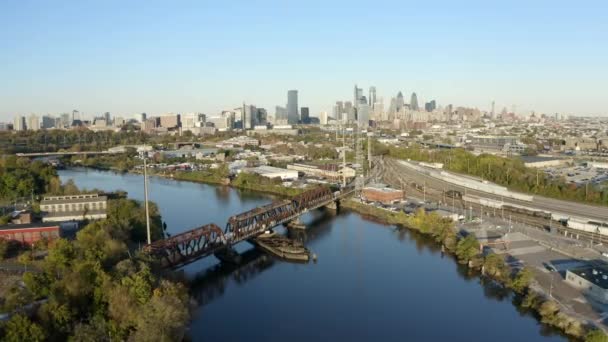 Flygfoto Gammal Järnbro Över Flod Med Philadelphia Skyline Bakgrunden Solig — Stockvideo