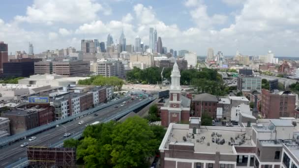 Disparo Drones Volando Bajo Sobre Tráfico Hacia Horizonte Filadelfia Hermoso — Vídeos de Stock