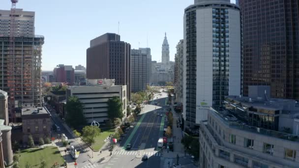 Low Angle Drone Shot Ben Franklin Parkway Philadelphia City Hall — 비디오