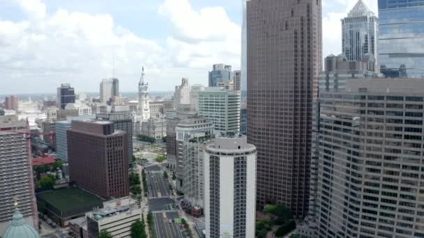 Philadelphia Ben Franklin Parkway Havadan Çekimi Arka Planda Belediye Binası — Stok video