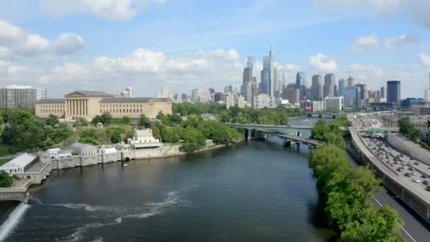 Beautiful Shot Philadelphia Skyline Art Museum Schuylkill River Foreground Forward — стокове відео