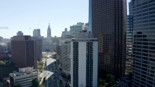 Low Angle Aerial Shot Next Philadelphia Skyscrapers City Hall Background — стокове відео