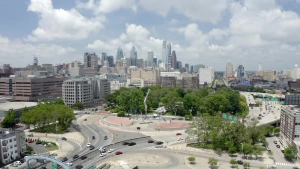 Drone Shot City Philadelphia Lot Traffic Foreground Forward Drone Movement — Stock video