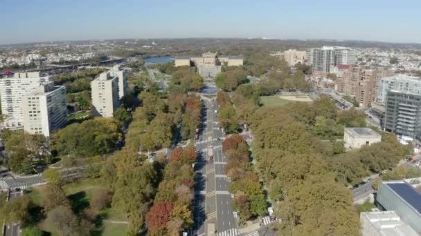 Aerial Shot Volando Hacia Museo Arte Filadelfia Con Colores Otoño — Vídeos de Stock