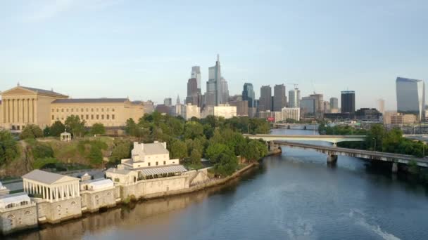 Reveal Philadelphia Skyline Art Museum Schuylkill River Foreground Nice Evening — 비디오