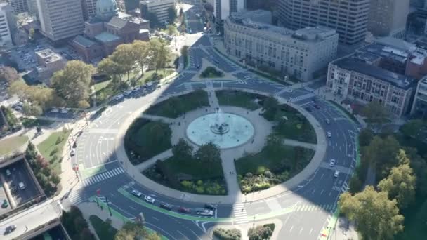 Rascacielos Filadelfia Proyecta Una Sombra Sobre Fuente Logan Square Drone — Vídeos de Stock