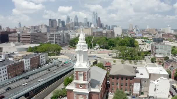 Tournage Drone Une Église Catholique Avec Ville Philadelphie Arrière Plan — Video