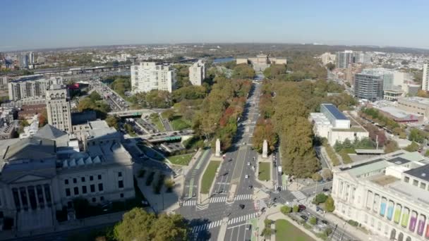 Aerial Shot Flying Philadelphia Art Museum Ben Franklin Parkway Fall — Stockvideo