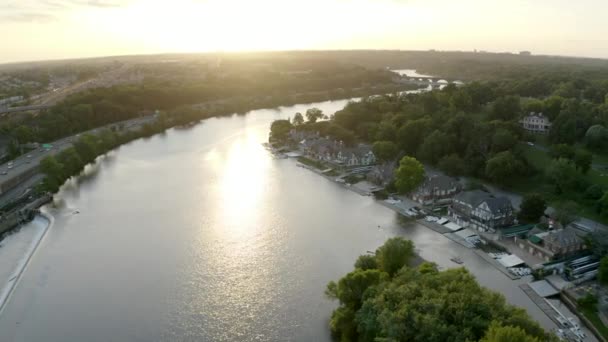 费城著名船屋船排和舒伊尔基尔河美丽的鼓声 背景是金色的落日 — 图库视频影像