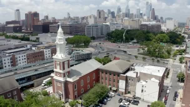 Drone Shot Catholic Church Philadelphia Skyline Στο Παρασκήνιο — Αρχείο Βίντεο