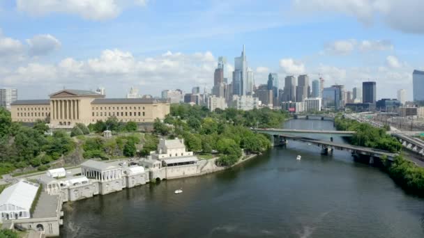 Beautiful Shot Philadelphia Skyline Art Museum Schuylkill River Foreground Backwards — стокове відео