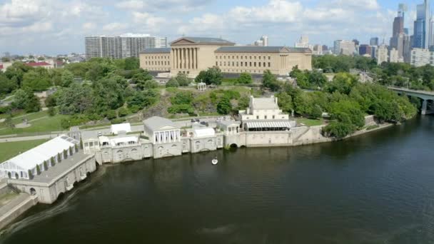 Drone Shot Philadelphia Art Museum Fairmount Water Works Sunny Day — стокове відео