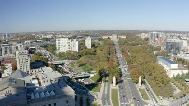 Aerial View Heavy Traffic Entering Leaving Philadelphia Art Museum Background — Stockvideo