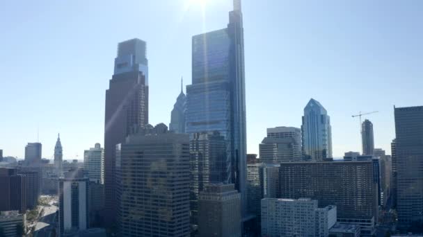 Låg Vinkel Drönare Skott Philadelphia Skyline Med Solstrålar Lyser Genom — Stockvideo
