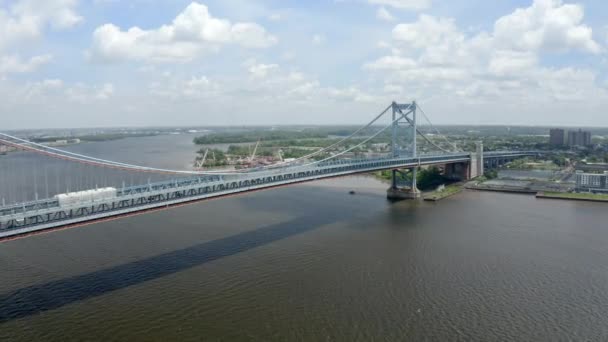 Aerial Shot Approaching Benjamin Franklin Bridge Philadelphia Delaware River Sunny — Stockvideo