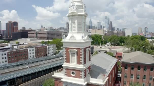 Aerial Shot Steeple Catholic Church City Philadelphia Background Rising Movement — Vídeo de stock