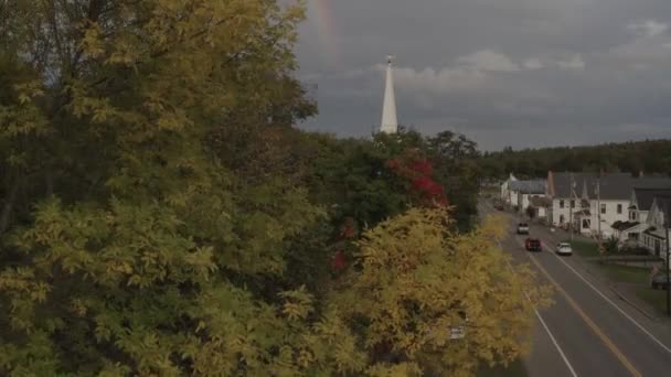 Aerial Shot Ascending Roadside Monson Town Revealing Rainbow Church — Stock Video