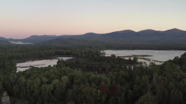 Pôr Sol Sobre Floresta Lago Paisagem Aérea — Vídeo de Stock