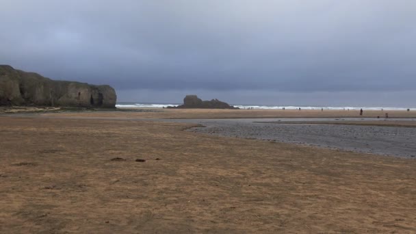 Panoramic View Seaside Resort Perranporth Town Cornwall Overcast Pan Right — Stockvideo