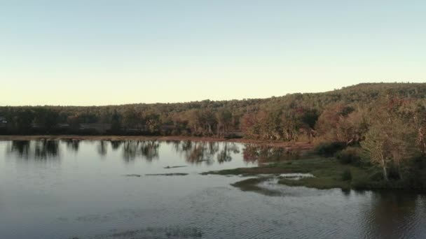 Principios Otoño Colores Largo Orilla Del Río Paisaje Aéreo — Vídeos de Stock