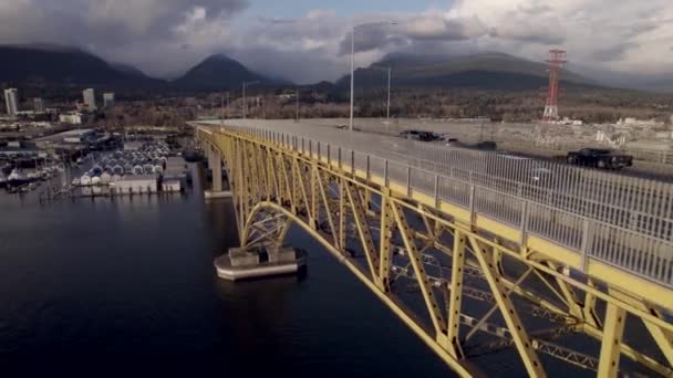 Ironworkers Memorial Bridge Met Bergachtig Landschap Achtergrond Vancouver Canada Luchttoevoer — Stockvideo