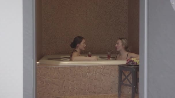 Dwie Młode Kobiety Pachnącej Kąpieli Bąbelkowej Wellness Spa Center Rozmawianie — Wideo stockowe