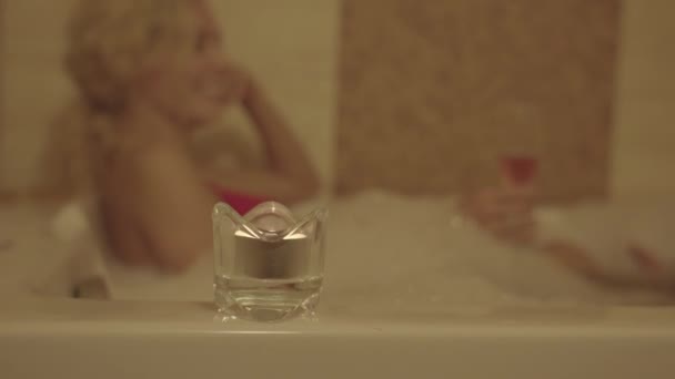 泡泡浴中的快乐女人 健康温泉中心的放松治疗 选择性聚焦 慢动作 — 图库视频影像
