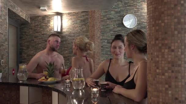 Happy Group Van Vier Mensen Aan Bar Overdekt Zwembad Praten — Stockvideo