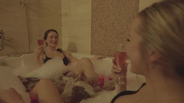 Две Девушки Джакузи Пузырьковой Ванной Расслабляющее Питьевое Вино Оздоровительная Концепция — стоковое видео