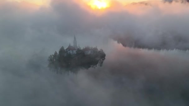 Озеро Блед Красивым Осенним Утром Восход Солнца Горах После Туманной — стоковое видео