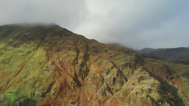 Berg Nära Llyn Gwynant Sjö Höljd Moln Och Upplyst Solljus — Stockvideo