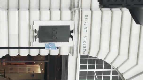 Vertical Shot Regent Street London People Passing Heritage Building Background — Vídeos de Stock